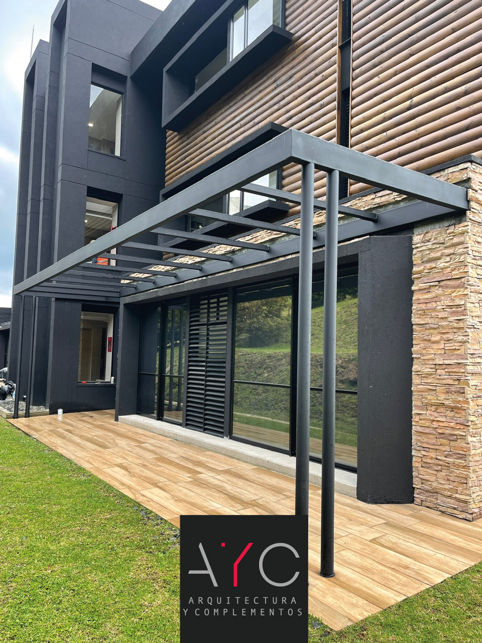 Innovación en pérgolas en estructura metálica para tus espacios exteriores